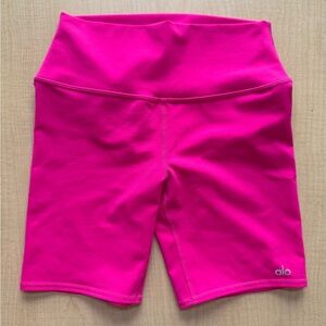 ALO Yoga Women's Pink biker Shorts 7”